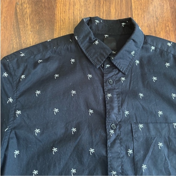 H&M Men's Regular Fit, Button Down - Picture 3 of 4